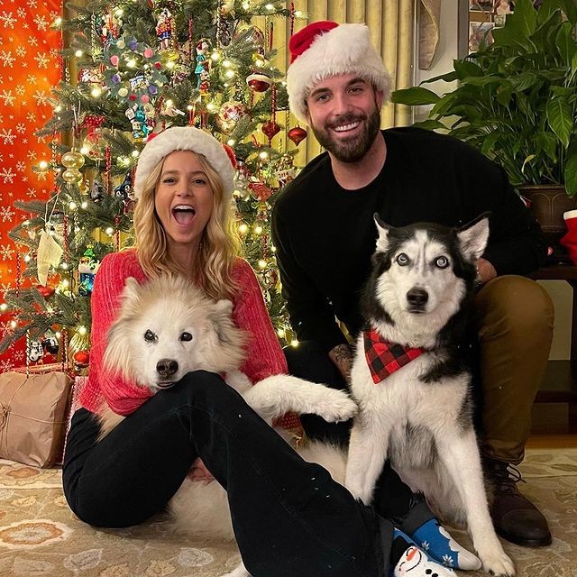 O cantor country Tyler Rich em foto natalina com a esposa (Foto: reprodução Instagram)