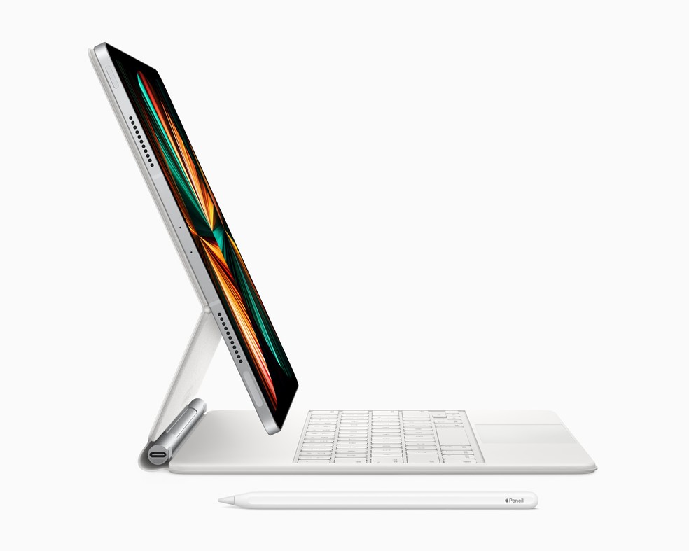 Apple Pencil e teclado Magic Keyboard são acessórios do iPad Pro 2023 — Foto: Divulgação/Apple