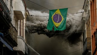 Densa fumaça preta toma conta da Rua da Alfândega, onde uma loja pegou fogo — Foto: Brenno Carvalho/Agência O Globo