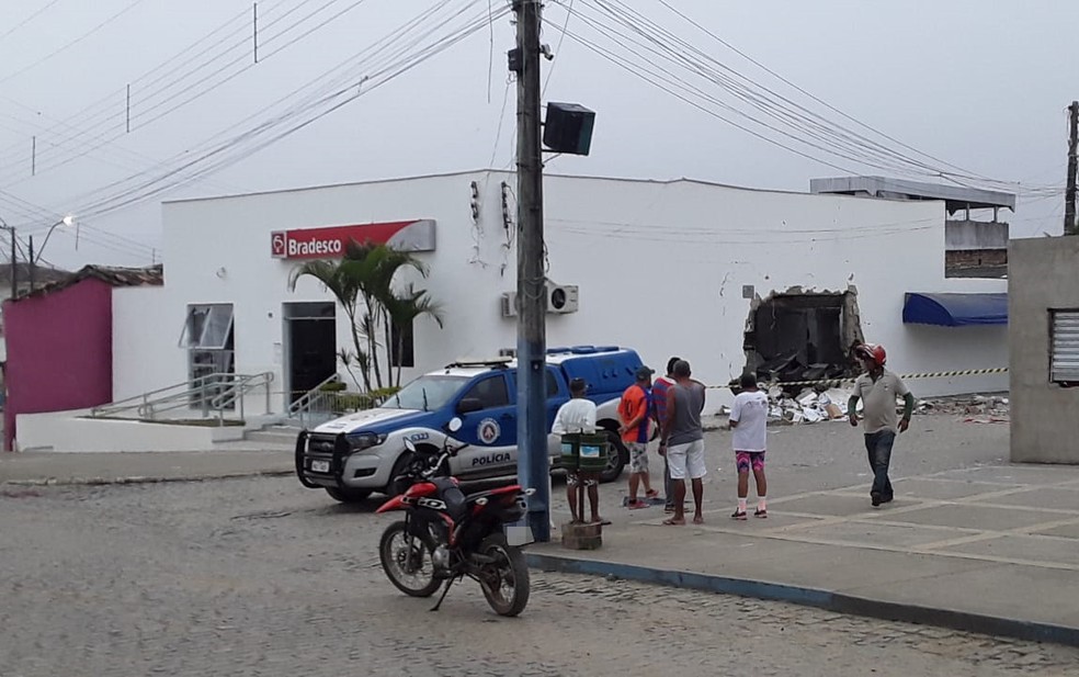 Agência bancária é explodida em Santa Cruz da Vitória — Foto: Reprodução/Redes sociais