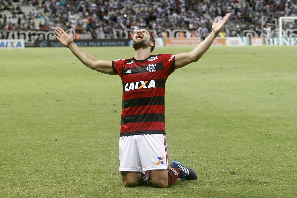 Diego não atuou contra o América-MG, jogou mal contra o Santa Fe e teve a redenção diante do Ceará (Foto: Futura Press)