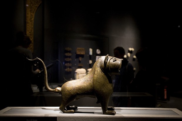 Um leão de bronze espanhol está exposto na nova ala do Louvre (Foto: Ed Alcock/The New York Times)