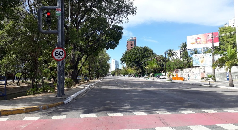 RECIFE - A avenida Governador Agamenon Magalhães, no Recife, é vista completamente vazia na tarde desta quarta-feira (25) — Foto: Marina Meireles/G1
