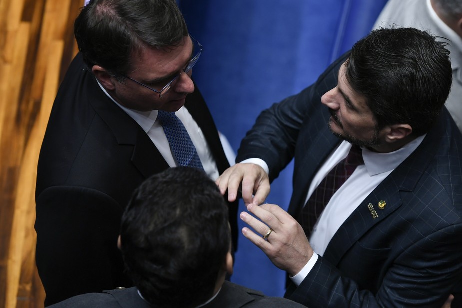 Os senadores Flávio Bolsonaro (PL-RJ) e Marcos do Val (Podemos-ES)