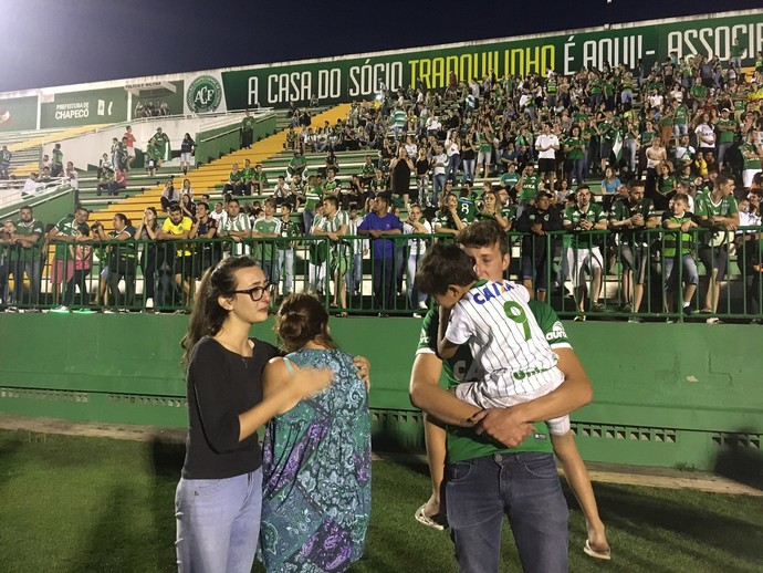 Família do jogador Gimenez, falecido no voo da Chapecoense, se emociona (Foto: Amanda Kestelman)