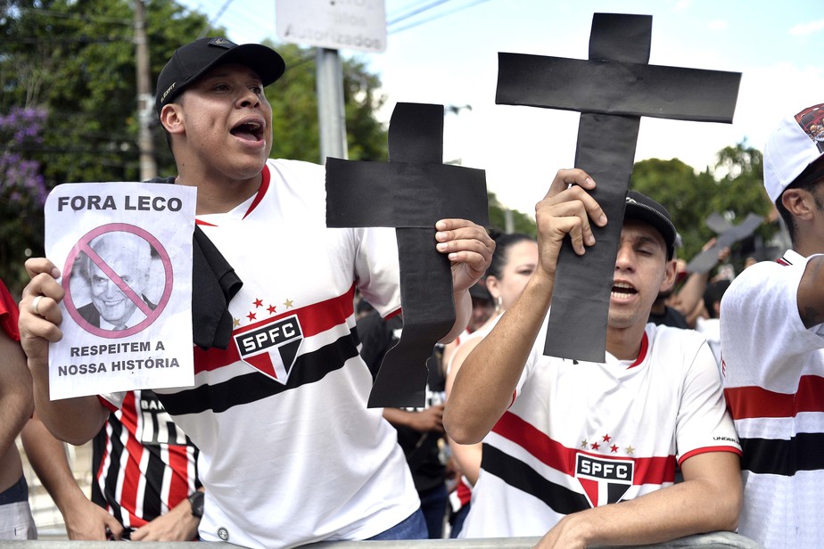 Torcedores do São Paulo protestam contra presidente Leco, Raí e jogadores no Morumbi