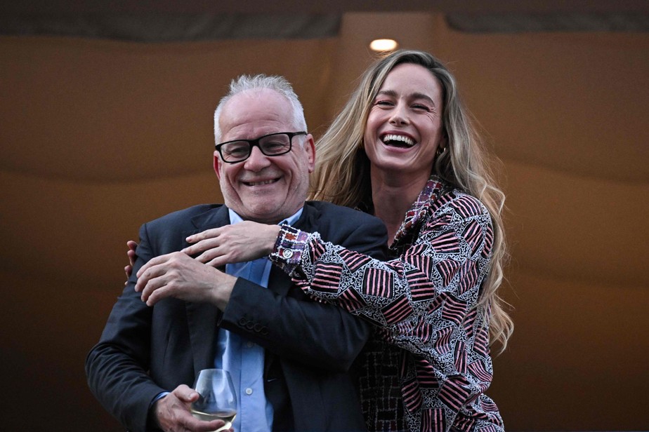 Brie Larson ao lado de Thierry Frémaux, diretor do Festival de Cannes