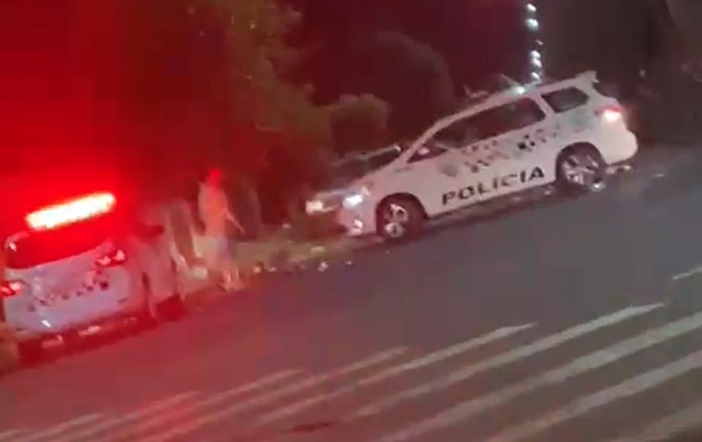 Viaturas da Polícia Militar no local do homicídio em Assis (SP); vítima levou cinco tiros — Foto: Arquivo pessoal