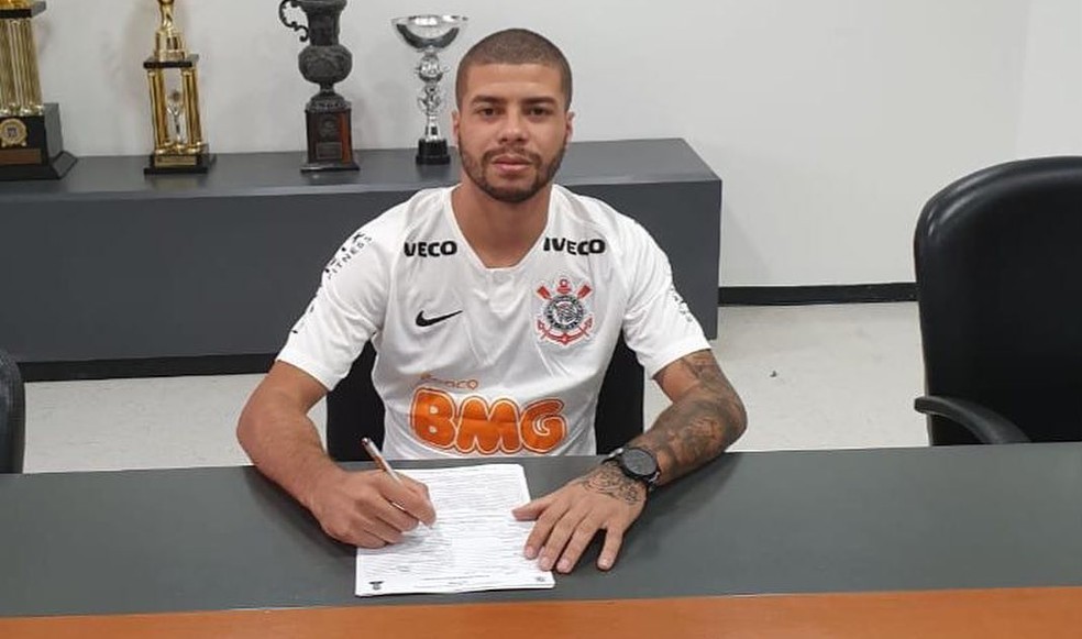 Walisson quando assinou com o Corinthians  — Foto: Divulgação