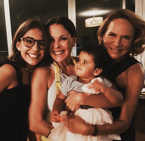 Carolina Ferraz com as filhas e a estilista Lenny Niemeyer (Foto: Reprodução/Instagram)