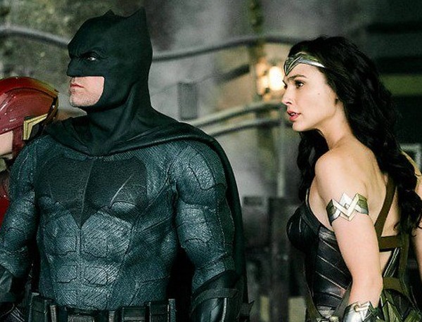 Ben Affleck e Gal Gadot, como Batman e Mulher-Maravilha, em cena de Liga da Justiça (2017) (Foto: Reprodução)