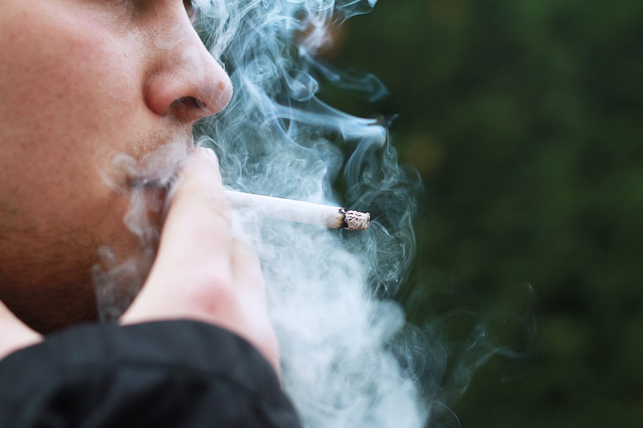 Imagem de um homem fumando um cigarro