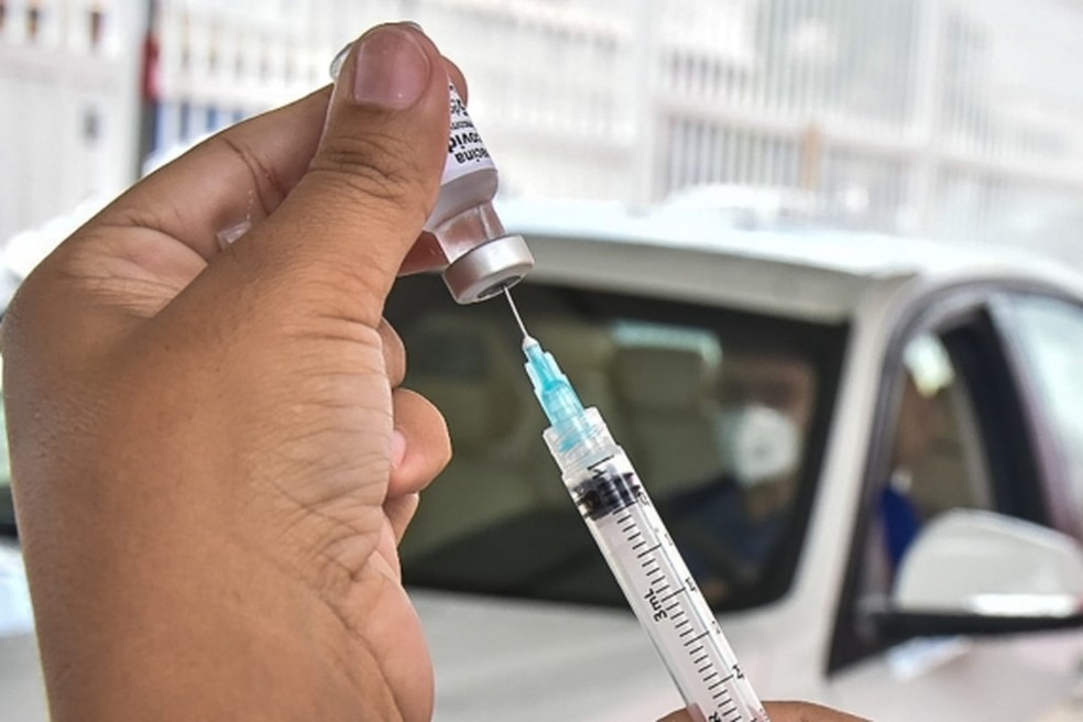Dose vacina Oxford/AstraZeneca seringa aplicação imunização Natal RN Rio Grande do Norte Covid-19  Covid — Foto: Joana Lima/Prefeitura de Natal