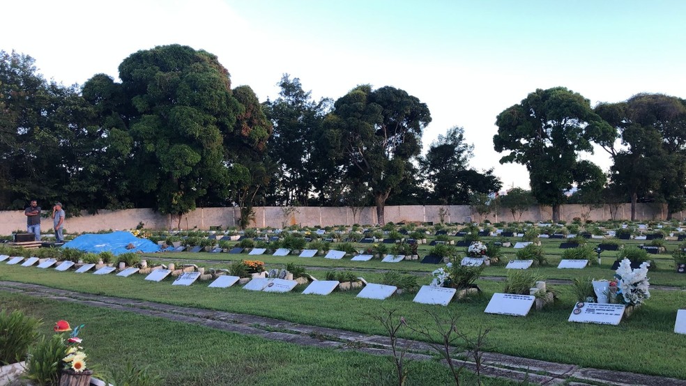 Corpo de grávida de 8 meses morta a tiros é velado no Cemitério da Paz, em Campos, no RJ — Foto: Yuri Ramos/Inter TV