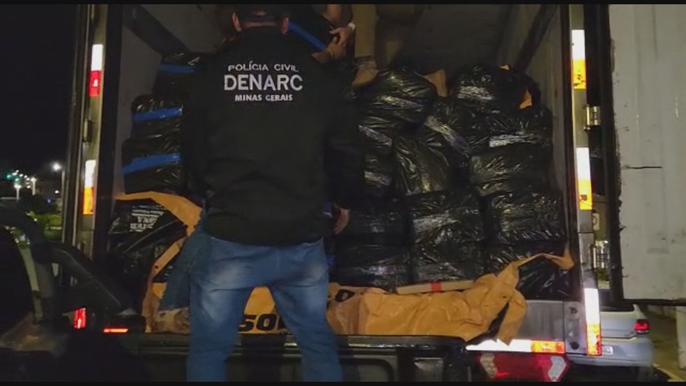 Policiais da Denarc realizaram a apreensão do caminhão frigorífico com 2 toneladas de maconha. — Foto: PCMG / Reprodução