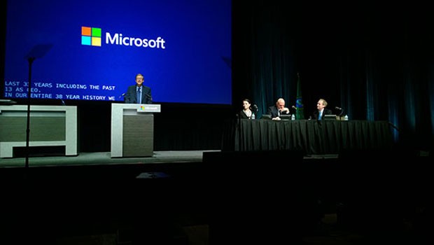 O fundador da Microsoft, Bill Gates, no púlpito, e os executivos Amy Hood, Steve Ballmer, ex-CEO, e Brad Smith, durante o encontro anual dos acionistas, em 2013. (Foto: Divulgação/Microsoft)