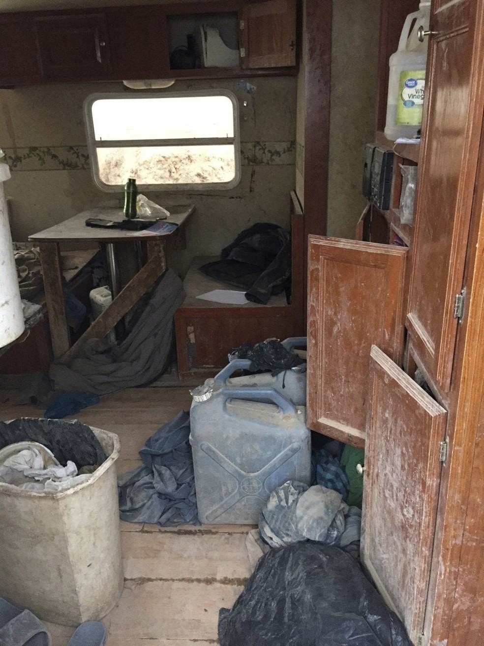 Polícia diz que as crianças pareciam "refugiadas do Terceiro Mundo" e viviam em um trailer semienterrado, sem água corrente e eletricidade (Foto: Handout/ Taos County Sheriff's Office/AFP)