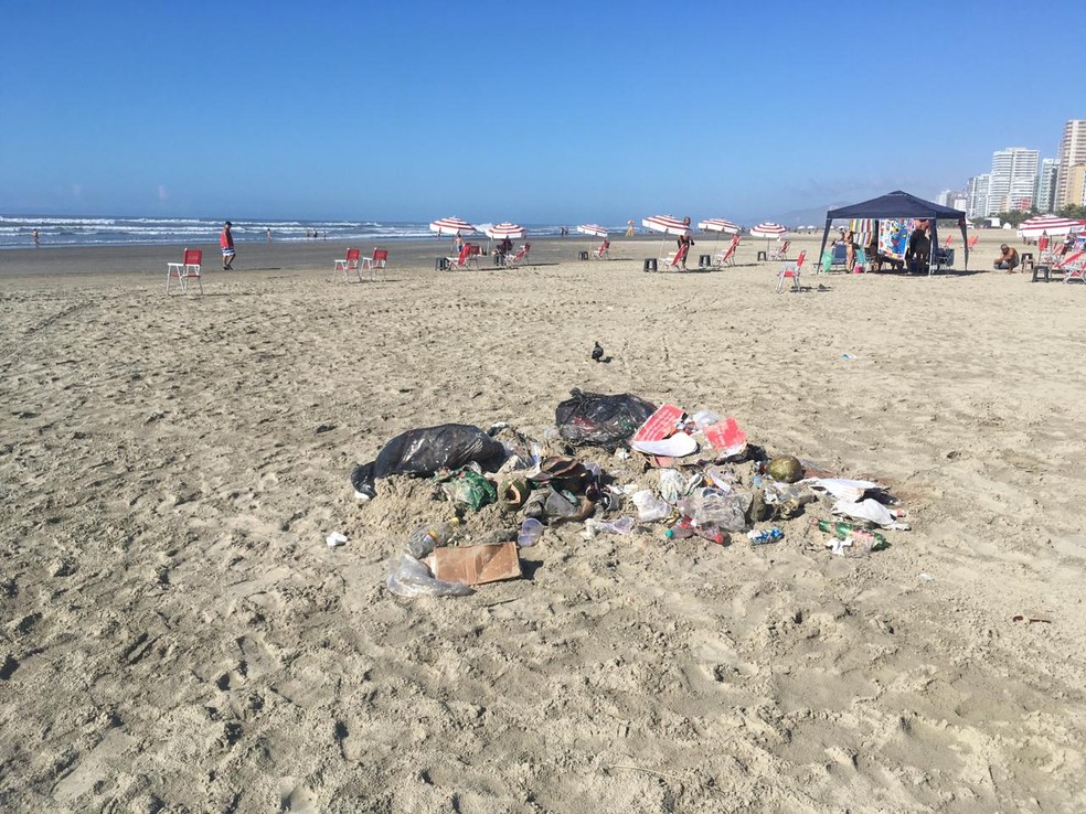 Homem atropelado por trator dormia em meio a sacos de lixo em praia de SP — Foto: Solange Freitas/G1