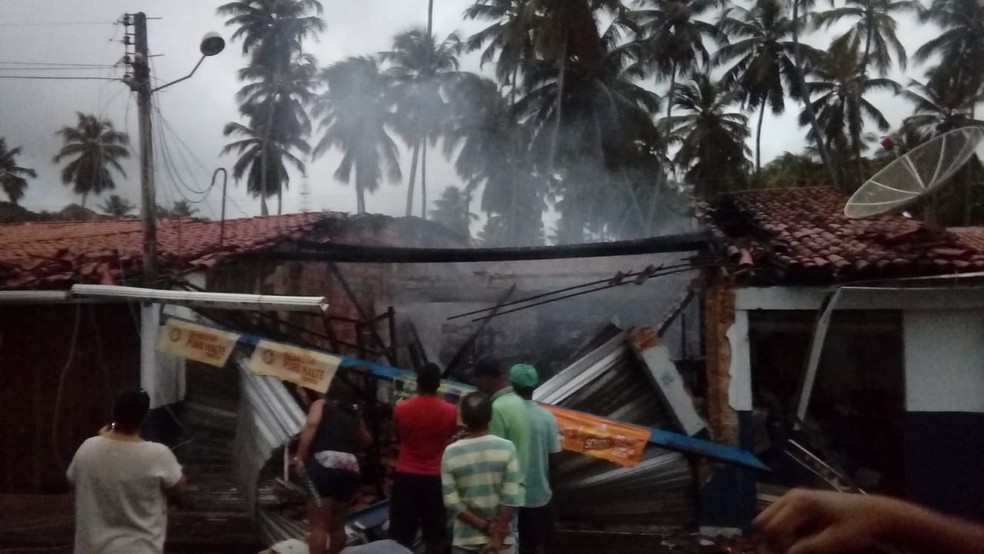 Várias pessoas tentaram controlar as chamas — Foto: Ascom/Bombeiros