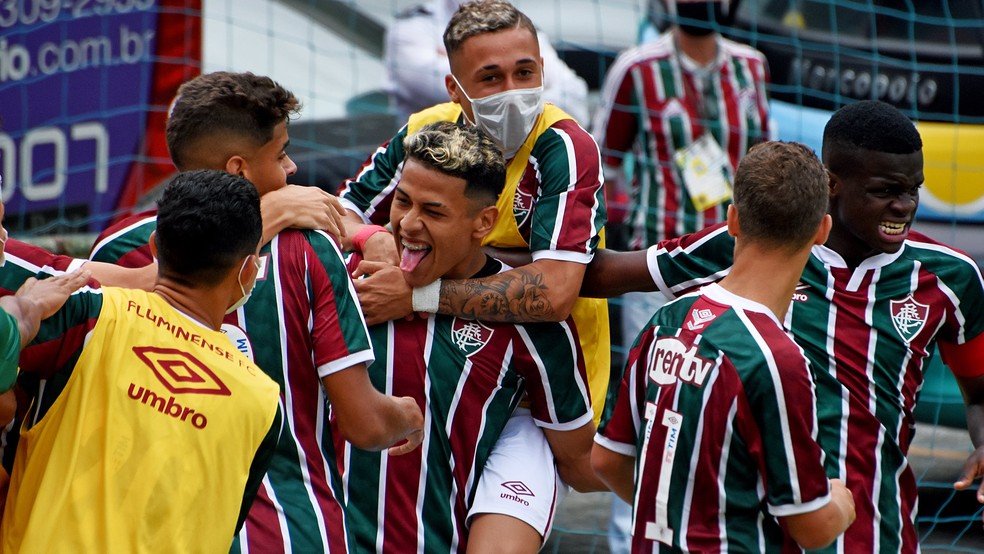 Matheus Martins é abraçado por companheiros do time sub-17 do Fluminense — Foto: Mailson Santana / FFC