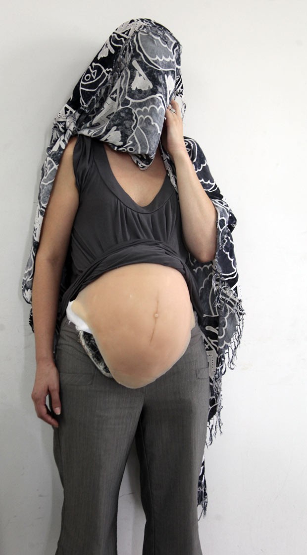 Mulher é presa com 2 kg de cocaína em falsa barriga de grávida (Foto: AFP)