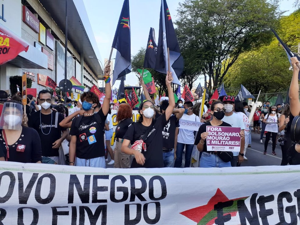 Manifestantes fazem ato contra o presidente Jair Bolsonaro em Natal — Foto: Juliane Barreto/Inter TV Cabugi