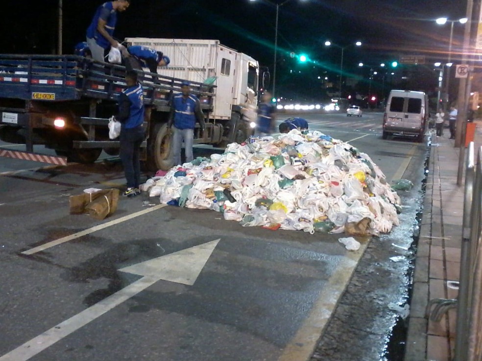 Alimentos doados em entrada de show de Pabllo Vittar são deixados em rua após evento em BH — Foto: Reprodução