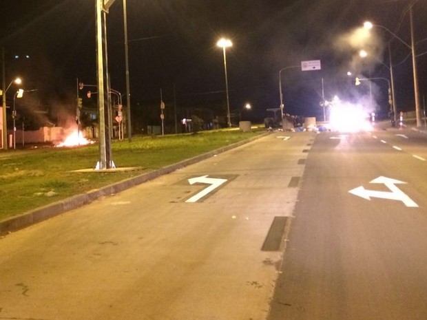 Barreira com objetos queimados na Avenida Moab Caldas, na Vila Cruzeiro, em Porto Alegre (Foto: Fábio Almeida/RBS TV)