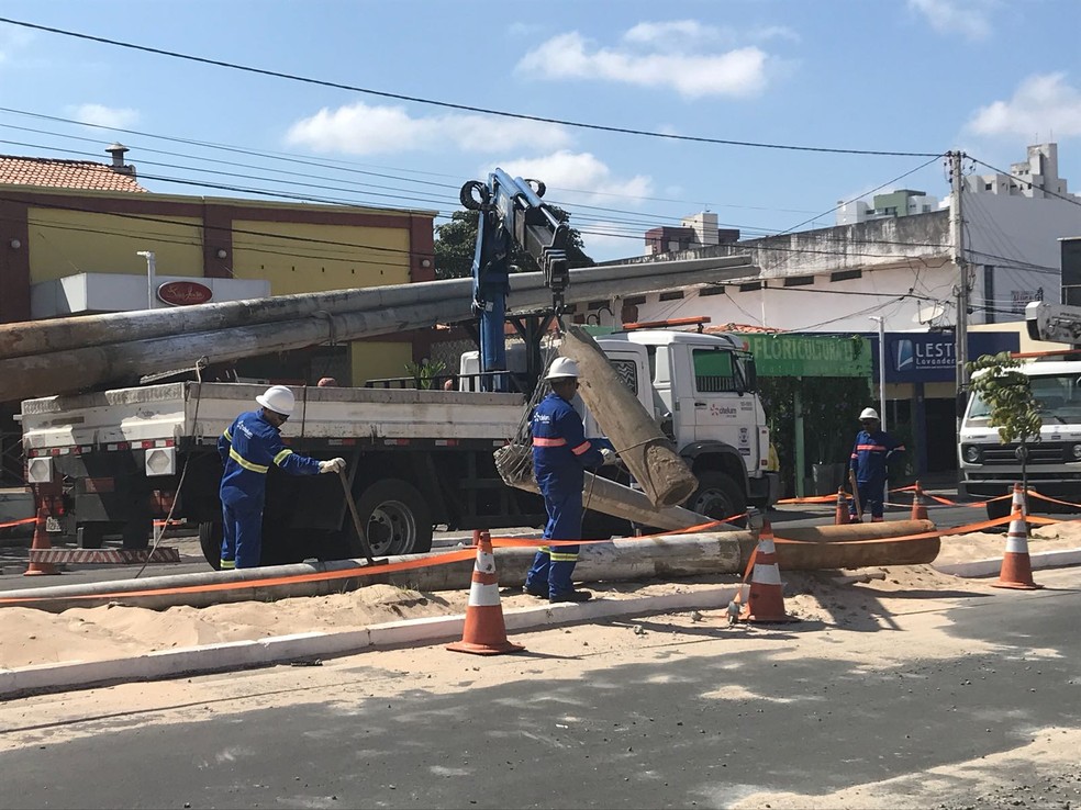  Strans realiza substiutição de poste derrubado em Teresina — Foto: Lorena Linhares/ G1 PI
