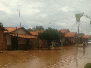 Córrego transbordou e alagou ruas e casa em Axixá, durante chuva (Foto: Gilmar Chaves/Bombeiros)