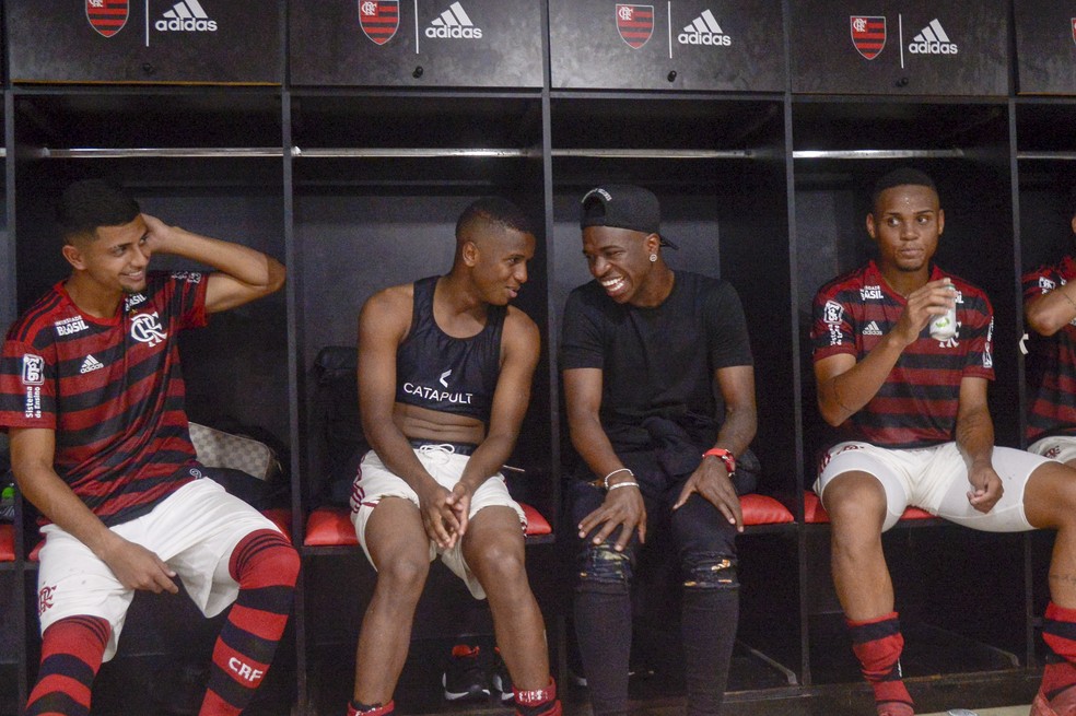 Vinicius Junior e Bill conversando no vestiário — Foto: Marcelo Cortes/ Flamengo
