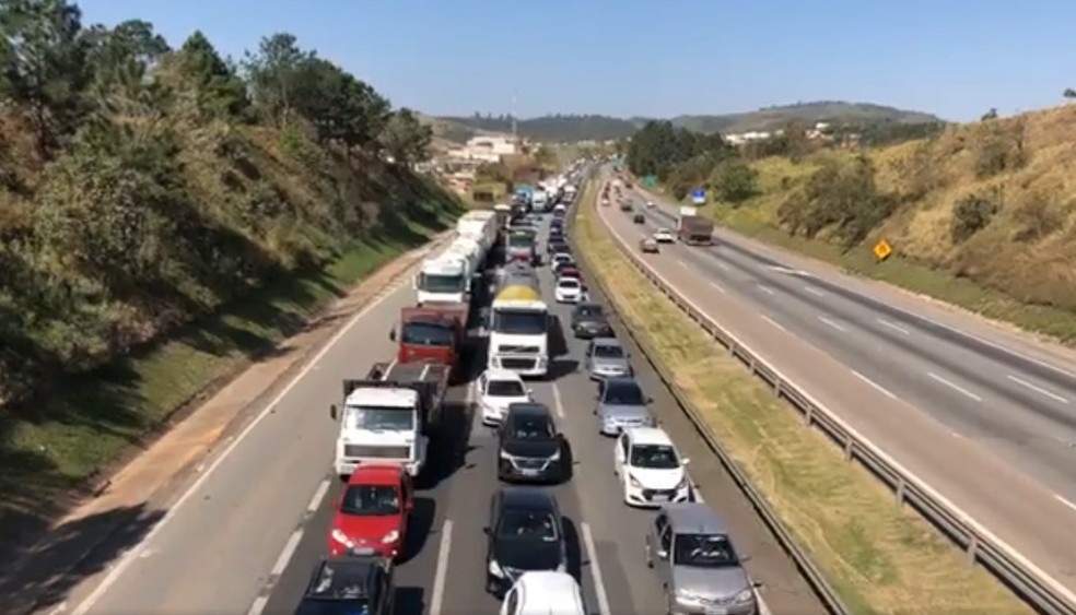 Acidente deixa congestionamento de 3 quilômetros na Castello Branco — Foto: Reprodução/Facebook
