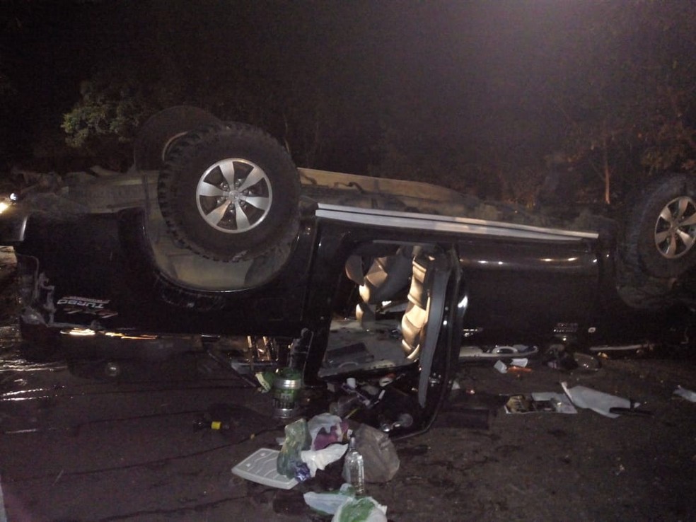 Caminhonete ficou destruída após acidente em Aracruz — Foto: Internauta