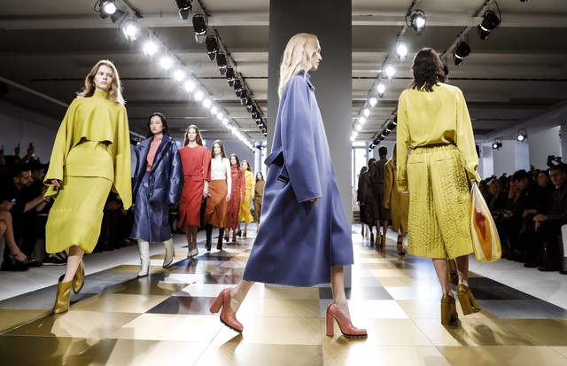 MILAN, ITALY - FEBRUARY 25:  Models walk the runway at the Jil Sander show during Milan Fashion Week Fall/Winter 2017/18 on February 25, 2017 in Milan, Italy.  (Photo by Tristan Fewings/Getty Images) (Foto: Getty Images)