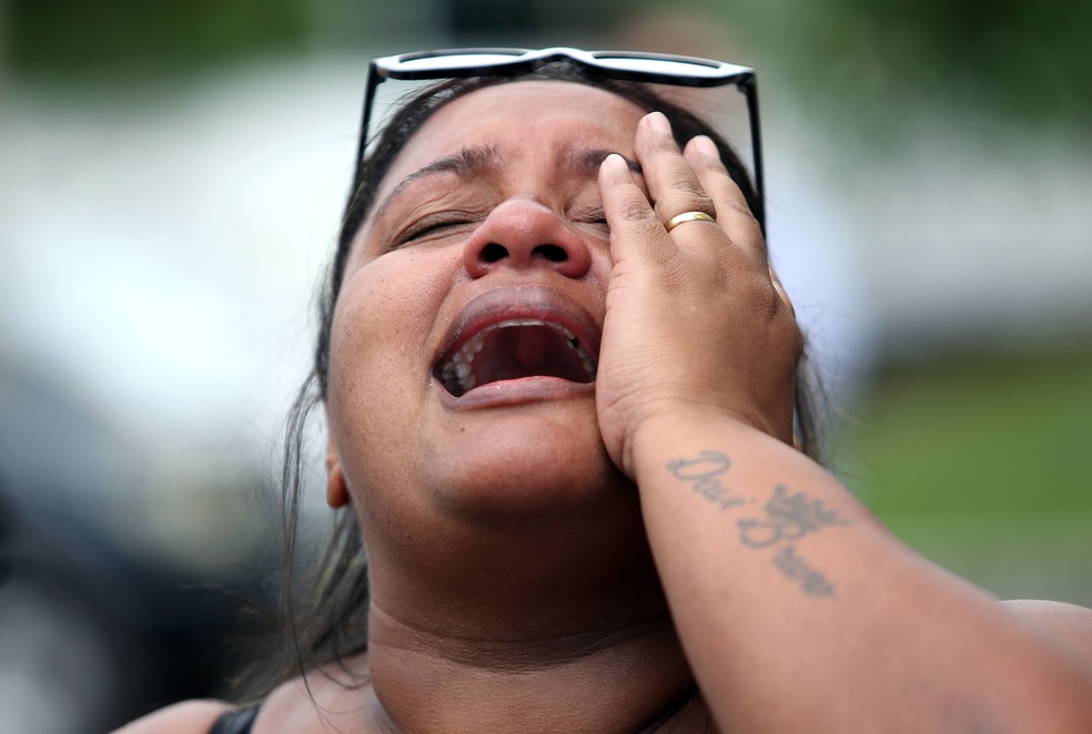 Luciana Nogueira, esposa do músico Evaldo dos Santos Rosa, morto no último domingo, 7 de abril de 2019, durante uma ação do Exército na região da Vila Militar, na zona norte do Rio de Janeiro, se emociona ao falar com a imprensa na sua chegada no Instituto Médico Legal (IML), no centro da cidade, na manhã desta segunda-feira, 8. O carro onde o músico estava com a família teria sido confundido com o de bandidos que estavam agindo na região — Foto: Wilson Júnior/Estadão Conteúdo
