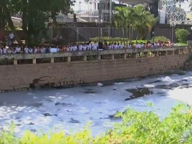 Crianças das escolas de Salto prestaram homenagens ao rio Tietê (Foto: Reprodução TV TEM)