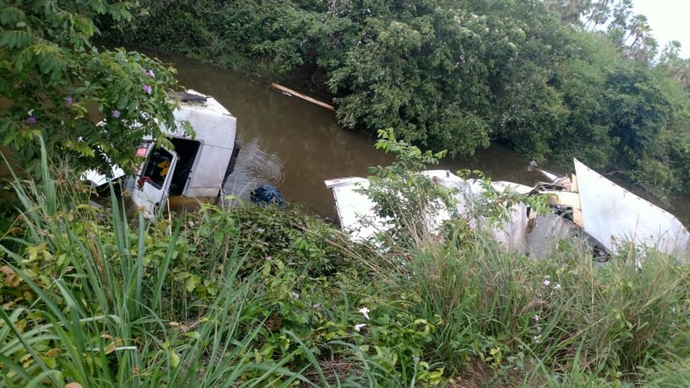 Caminhão dentro de riacho em Campo Maior, no Piauí — Foto: Divulgação