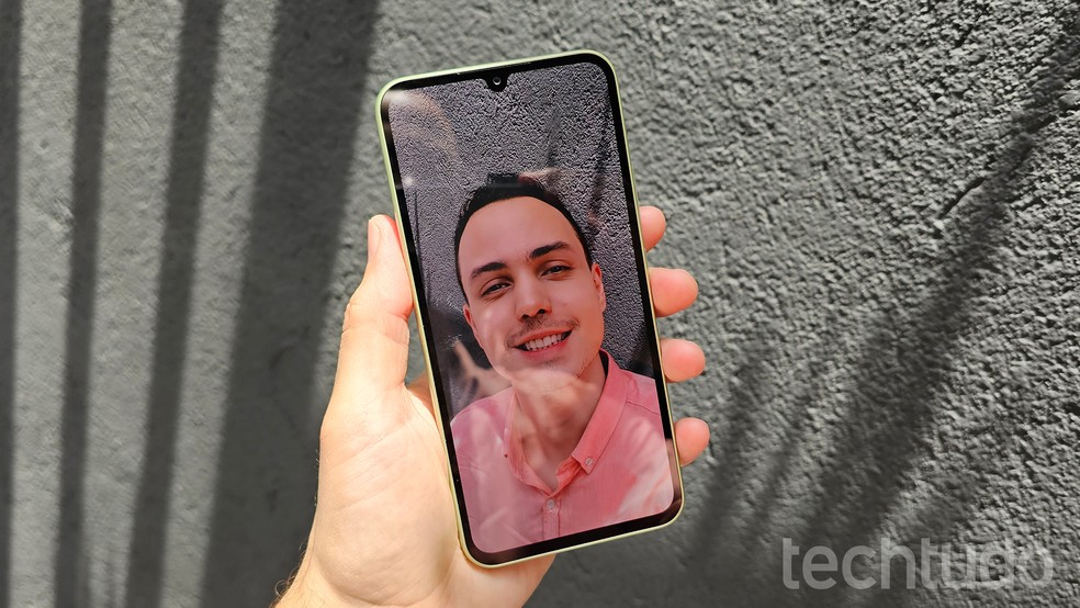 Galaxy A34 tira selfies de 32 megapixels &mdash; Foto: Th&aacute;ssius Veloso/TechTudo