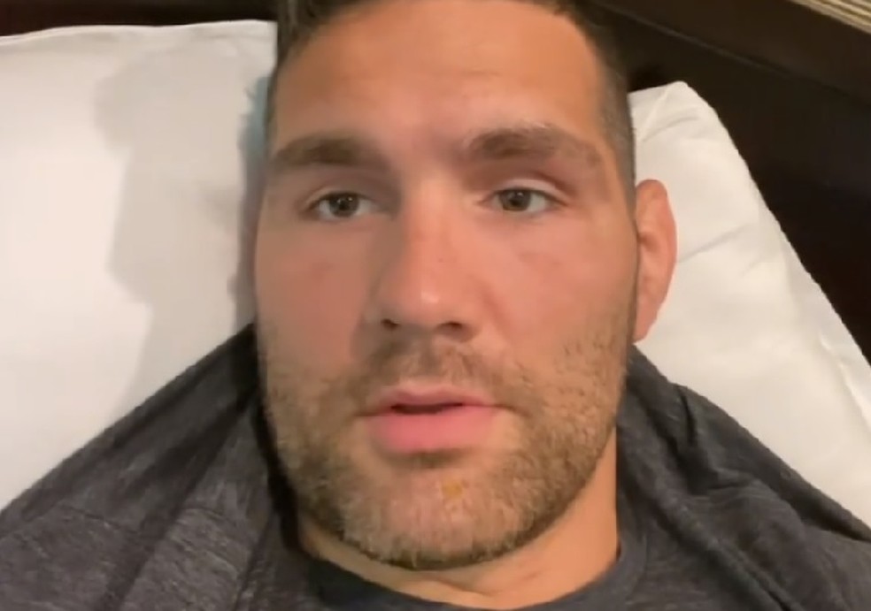 Chris Weidman relata como está sendo a sua recuperação após a cirurgia na perna esquerda, fraturada no UFC 261 — Foto: Reprodução / Instagram
