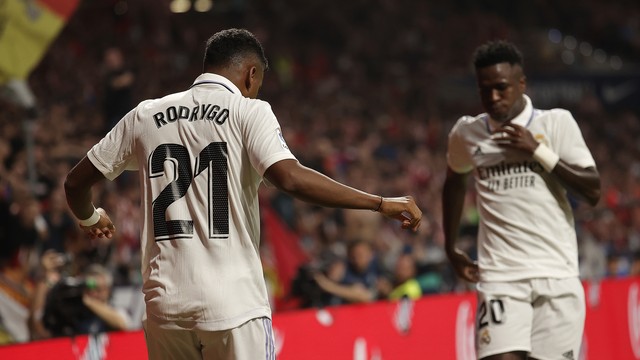 Rodrygo e Vinicius Junior dançam após gol do camisa 21, que foi eleito o melhor em campo