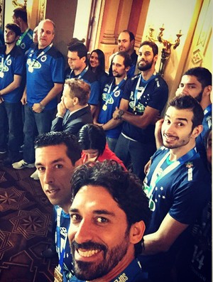 Jogadores do vôlei do Cruzeiro no Palácio da Liberdade (Foto: Reprodução/Instagram)