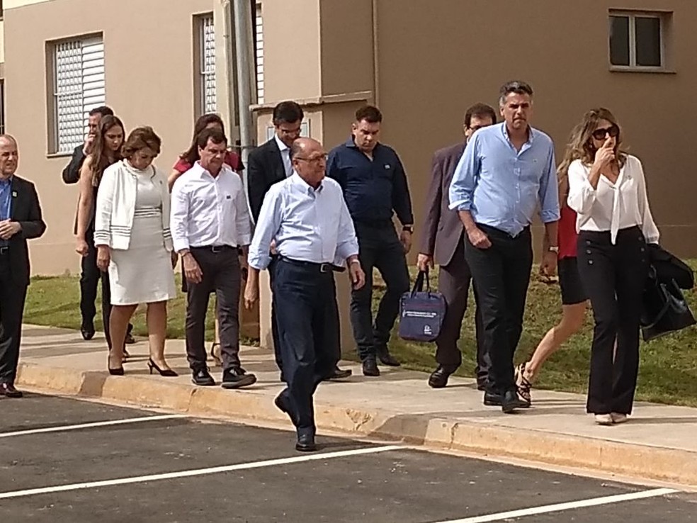 Governador de São Paulo, Geraldo Alckmin participa de entrega de unidades habitacionais em Limeira ao lado de Michel Temer (Foto: Fernando Evans / G1)