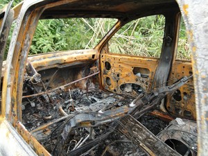 Carro de Anacleto foi encontrado carbonizado (Foto: Polícia Civil/Divulgaçãp)