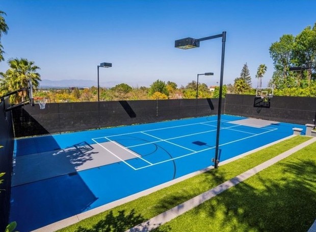 ÁREA EXTERNA | O que obviamente não poderia faltar na casa de uma tenista é uma quadra esportiva (Foto: Reprodução / Zillow)