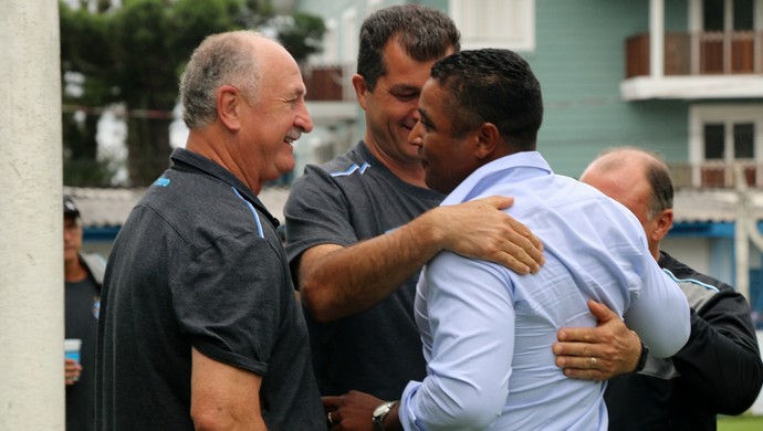 Um ano após eliminação, Roger muda de lado e vacina Grêmio para decisão