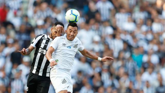 Colombiano Uribe, ex-Flamengo, estreou pelo Santos, mas teve atuação discreta