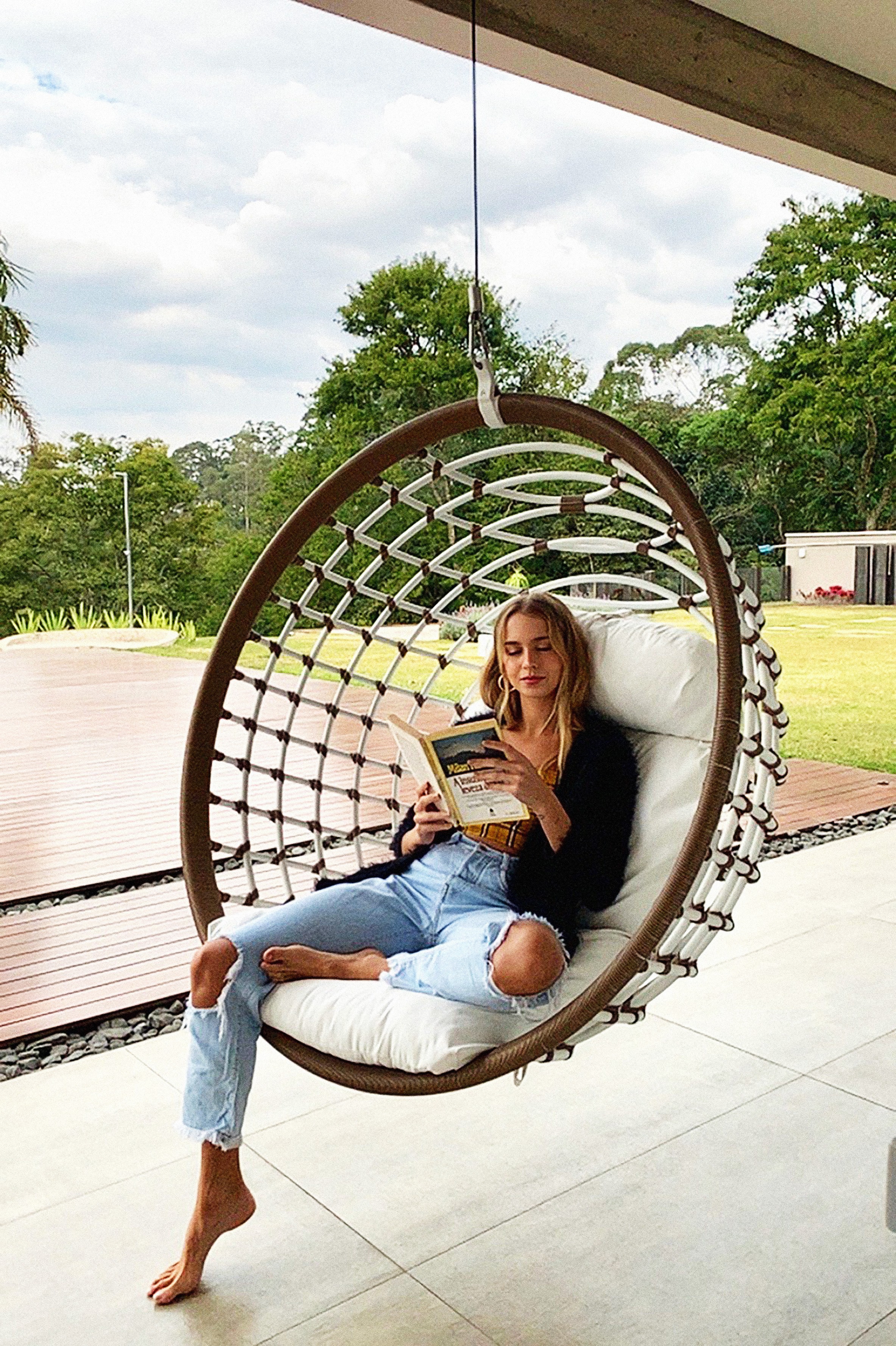Ísabella Scherer relaxa no terraço de sua casa (Foto: Estevam Avellar/TV Globo)