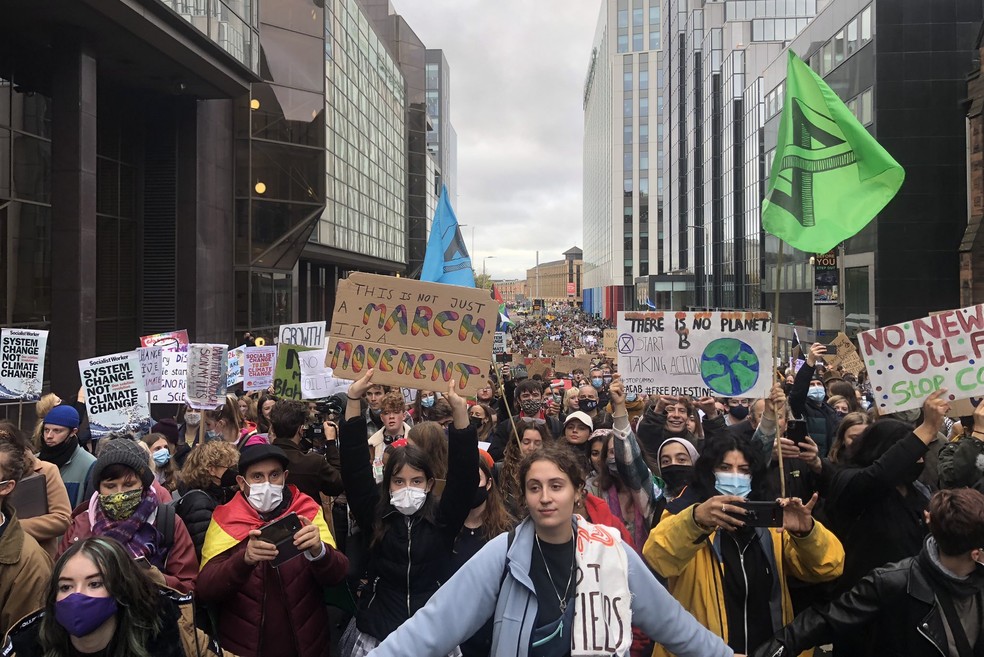 Segundo o jornal Washington Post, 25 mil jovens marcharam em Glasgow, durante a COP26, exigindo políticas de combate às mudanças climáticas — Foto: Redes sociais