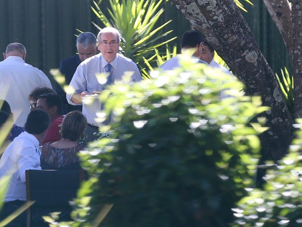 O ex-presidente da Câmara, deputado Eduardo Cunha, promove churrasco para funcionários e seguranças na residência oficial, em Brasília (Foto: André Coelho/Agência O Globo)