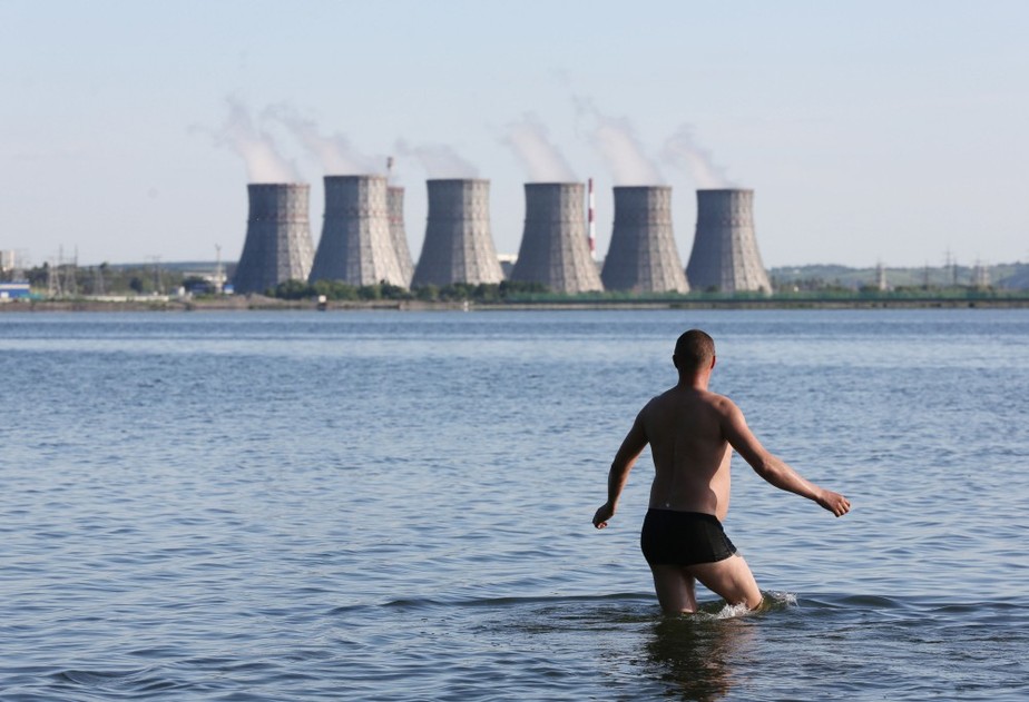 Banhista em reservatório de água da usina nuclear de Novovoronej,  na Rússia: atratividade do setor aumenta com o conflito